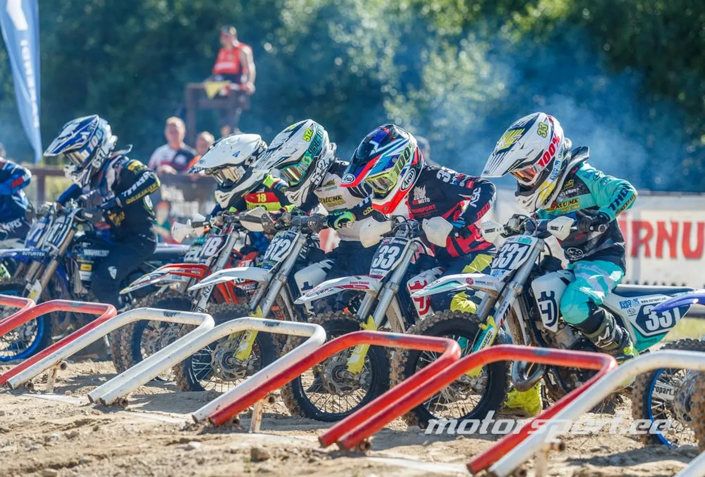 Noored motomehed ootavad Pärnu lennuvälja motopargi krossirajal stardisignaali.