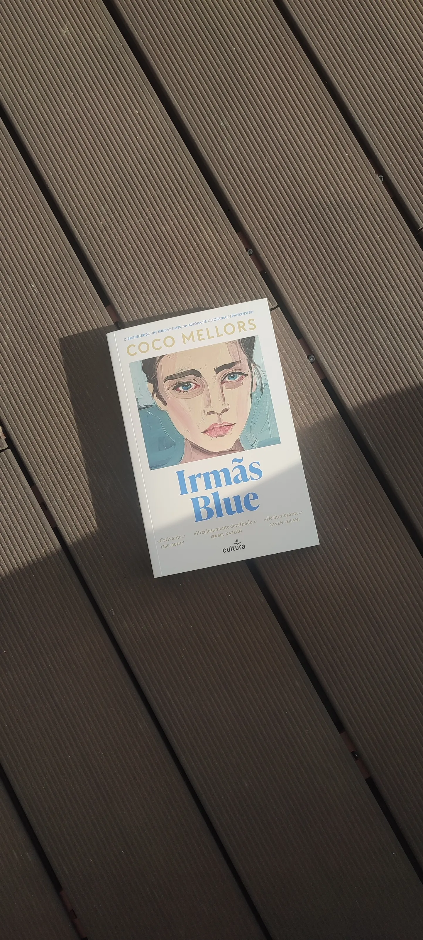 Coco Mellorsi romaan «Õed Blue’d» portugali keeles.
