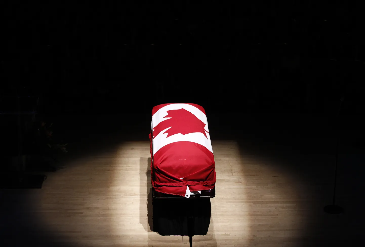 Kanada lipuga kaetud kirst. Foto on illustreeriv.