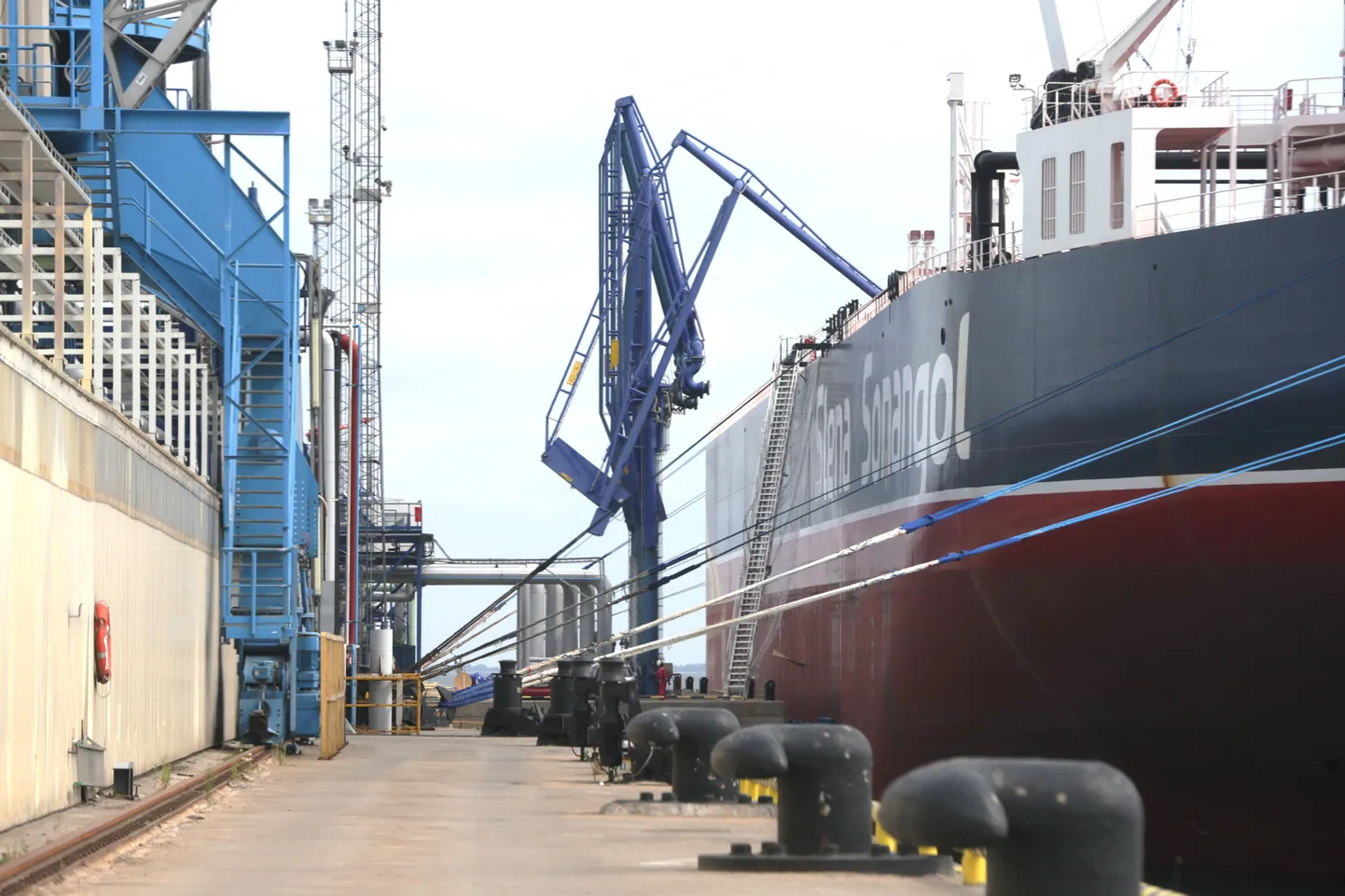 Naftasaaduste vähenenud vedu kuivatas tänavu kokku Muuga sadamat läbiva kaubavoo. Pildil tanker Muuga sadamas.