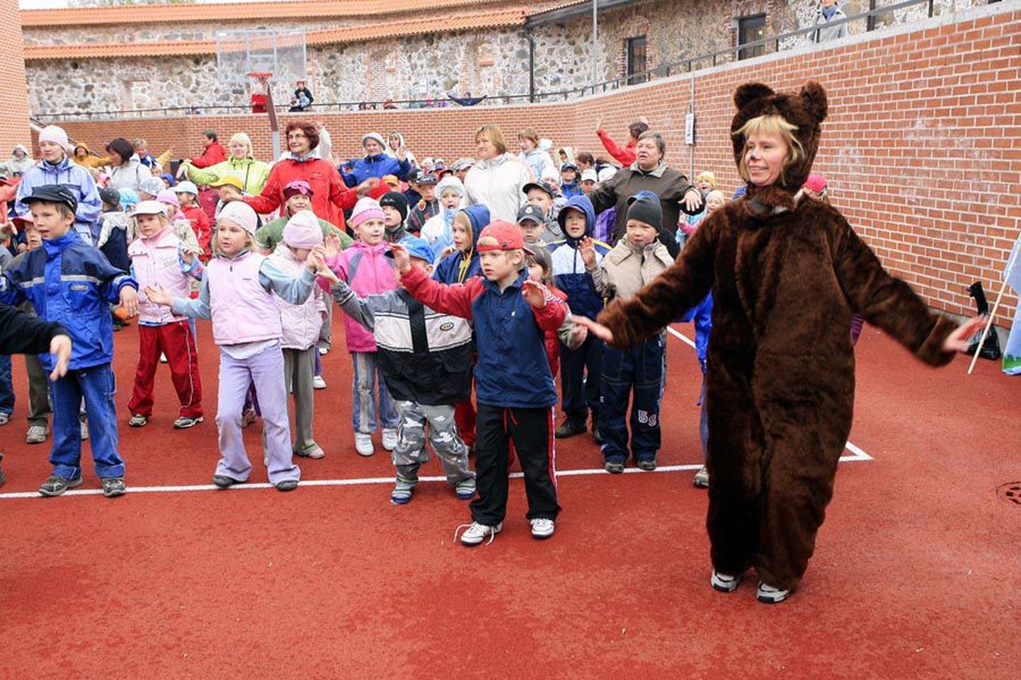 Viljandimaa lasteaedade lapsed ühisel liikumispäeval.