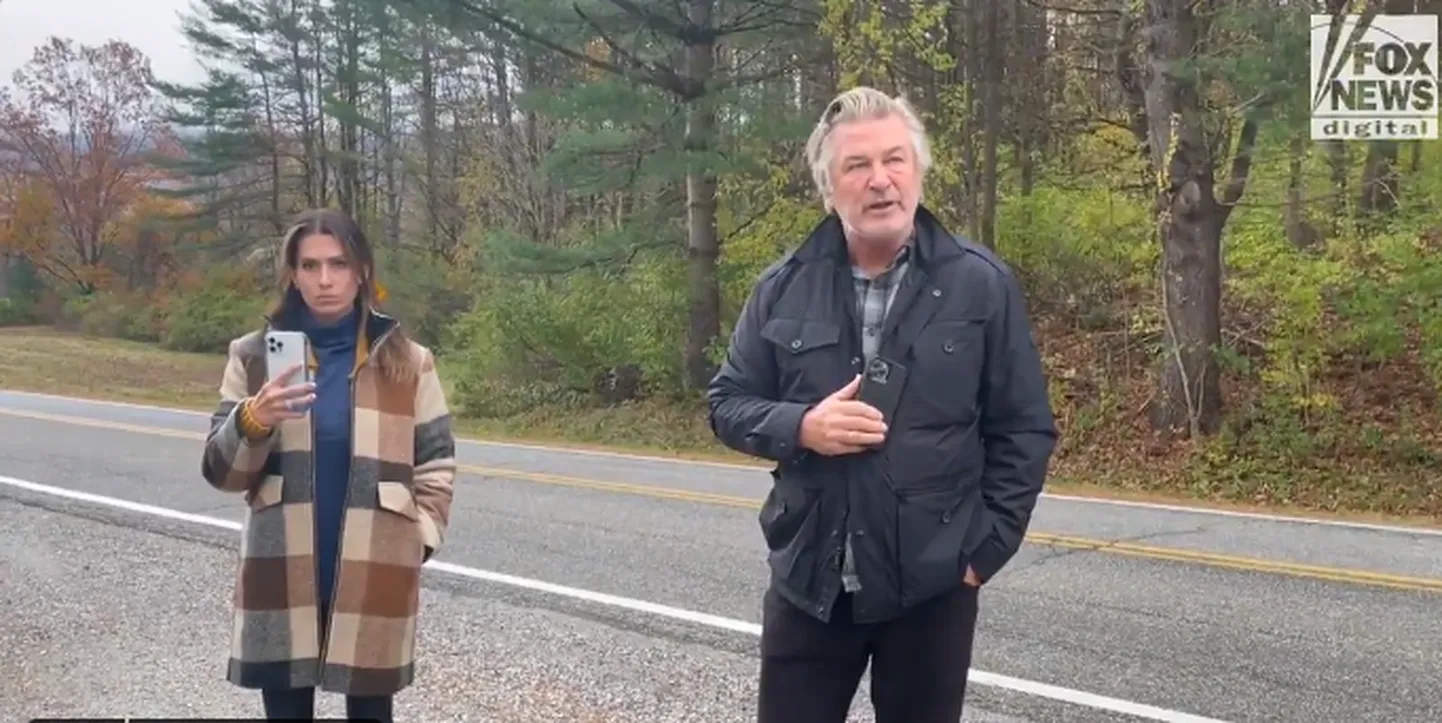 Alec Baldwin abikaasa Hilariaga reporterite küsimustele vastamas