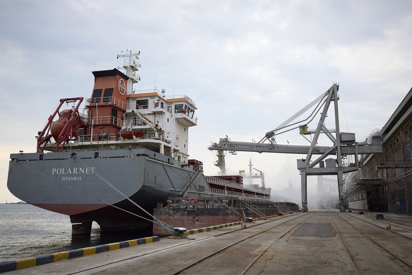 Tšornomorski sadamas Odessa 29. juulil tehtud foto, milles on näha, kuidas laeva lasti viljaga täidetakse. Tegu oli esimese kaubalaevaga, mis sõja algusest alates on sadamasse sõitnud ning kaupa vastu võtmas.