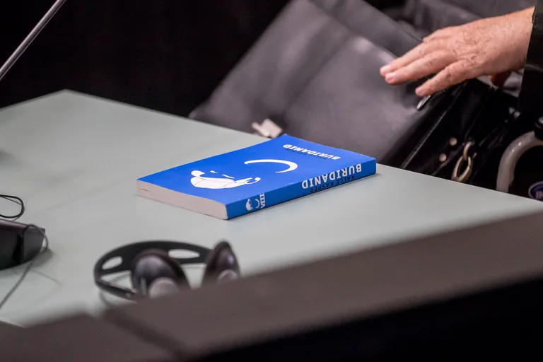 Судебное заседание продолжается: книга на столе, за которым сидит Эдгар Сависаар. Фото: Сандер Ильвест/POSTIMEES