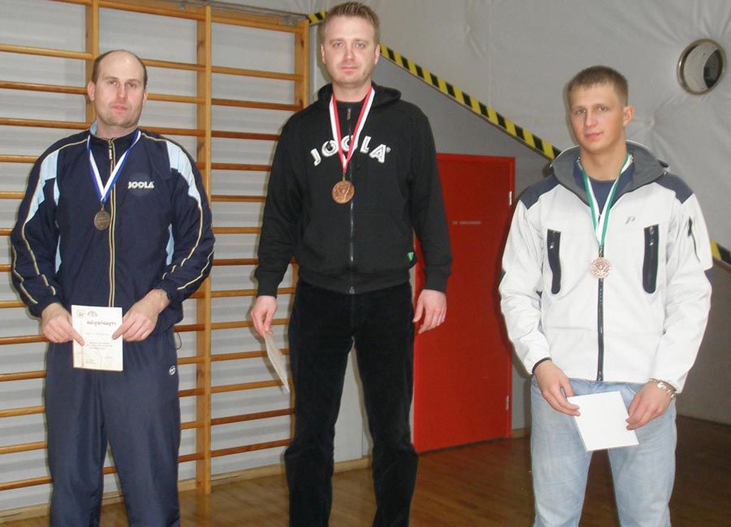 Viljandimaa lauatennise meistrivõistluste meeste üksikmängu esikolmik Andrus Allikoja (keskel), Kert Villems (vasakul) ja Kert Perkmann.