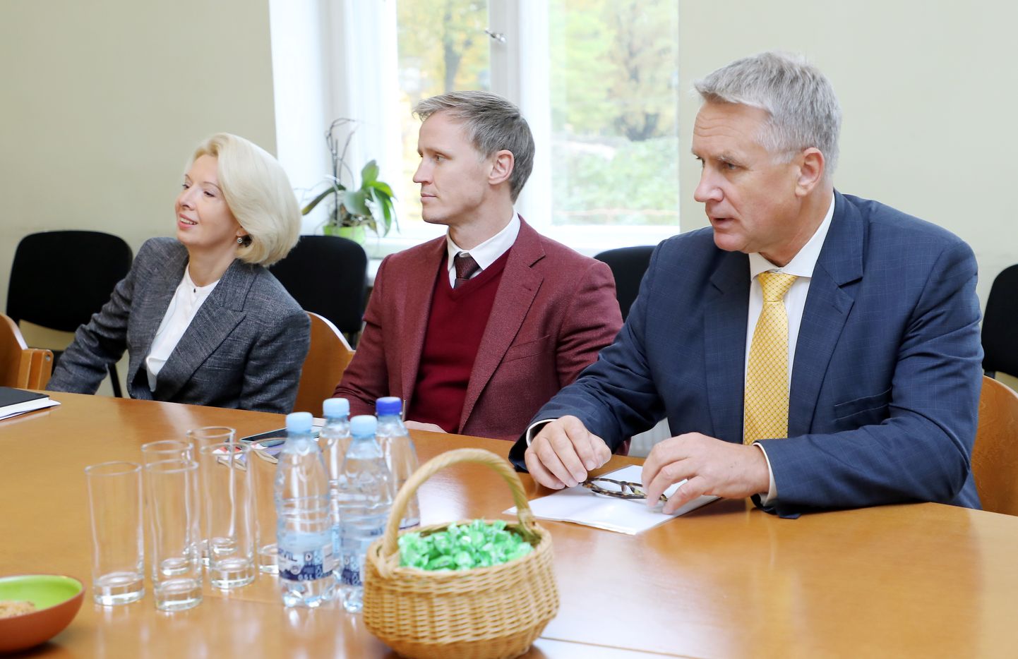 "Nacionālās apvienības "Visu Latvijai!" - "Tēvzemei un Brīvībai/LNNK" pārstāvji - Saeimas priekšsēdētāja Ināra Mūrniece, Saeimas Ārlietu komisijas priekšsēdētājs Rihards Kols un kultūras ministrs Nauris Puntulis tikšanās laikā ar "Jaunā vienotība" pārstāvjiem, kurā pārrunās valdības prioritātes un darāmos darbus 14. Saeimā.