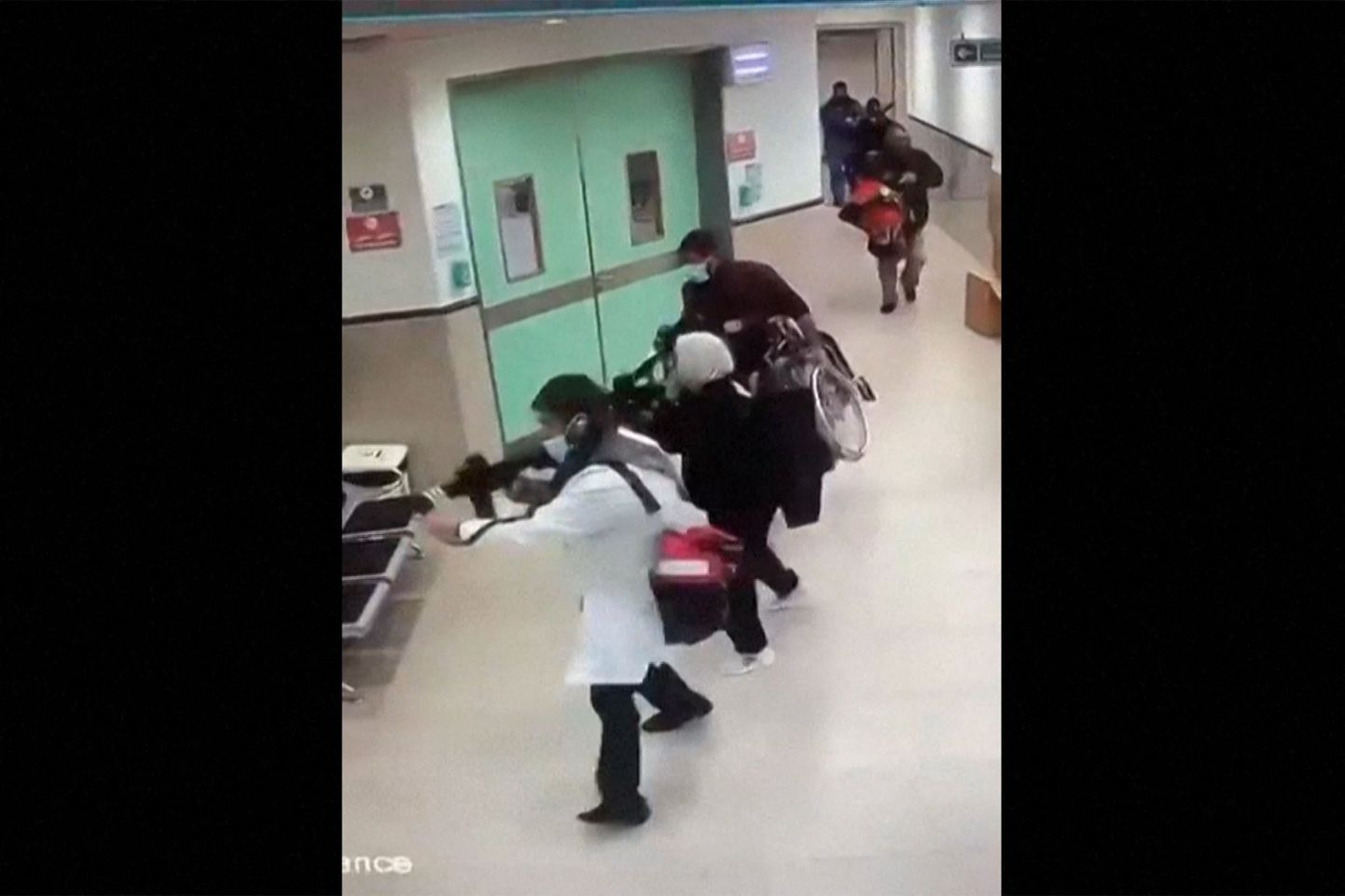 Maskeeritud Iisraeli sõdurid tungimas Ibn Sina haiglasse.