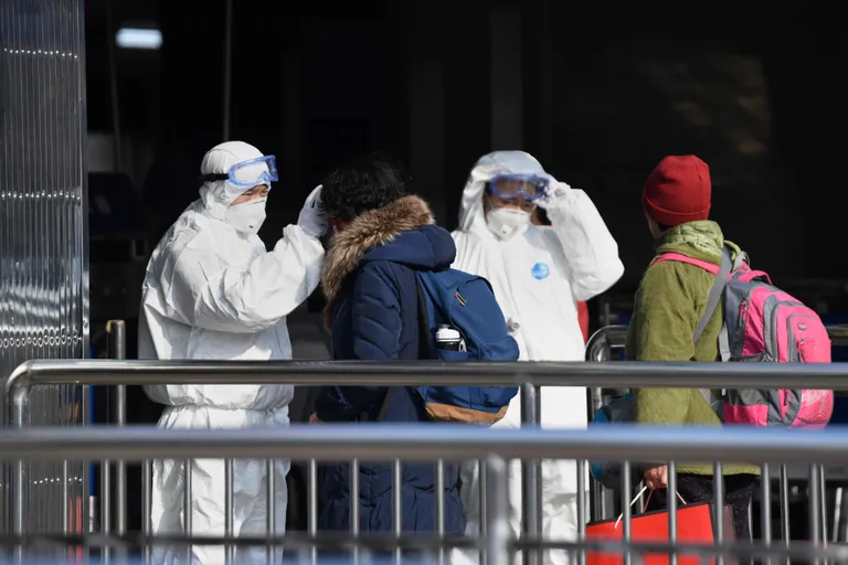 Kaitseülikonda kandvad turvatöötajad kontrollivad Pekingi lähedale metroosse sisenejaid.