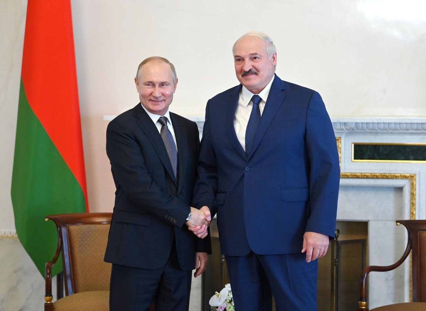 Venemaa president Vladimir Putin ja tema Valgevene kolleeg Aljaksandr Lukašenka tänavu juulis Peterburis. 