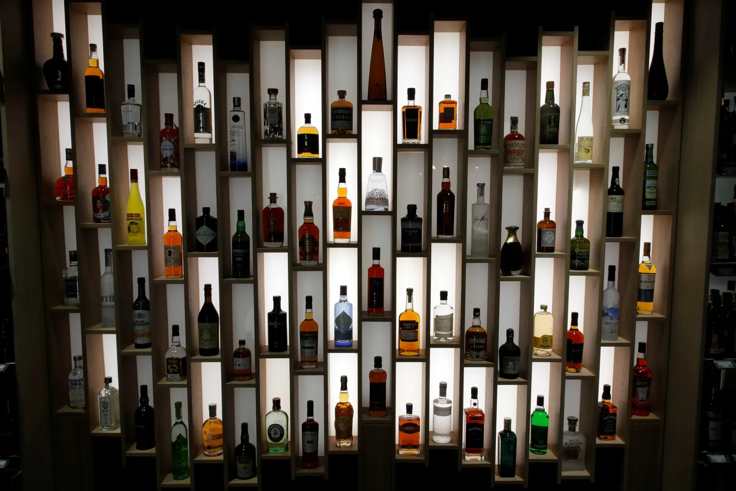 Stiprā alkohola pudeles; ilustratīvs foto.