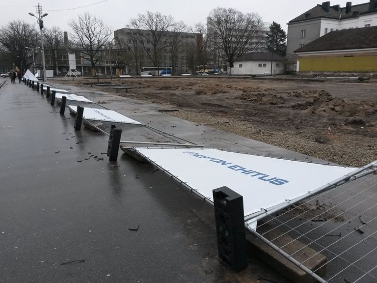 Tänane tugev tuul on puhunud pikali ehitatavat Pärnu bussijaama ümbritseva aia. Foto