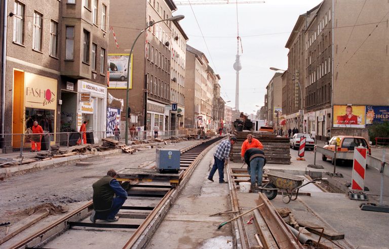 Реконструкция трамвайных путей в сторону Александерплатц в районе Пренцлауэр-Берг, Берлин, 1997.  