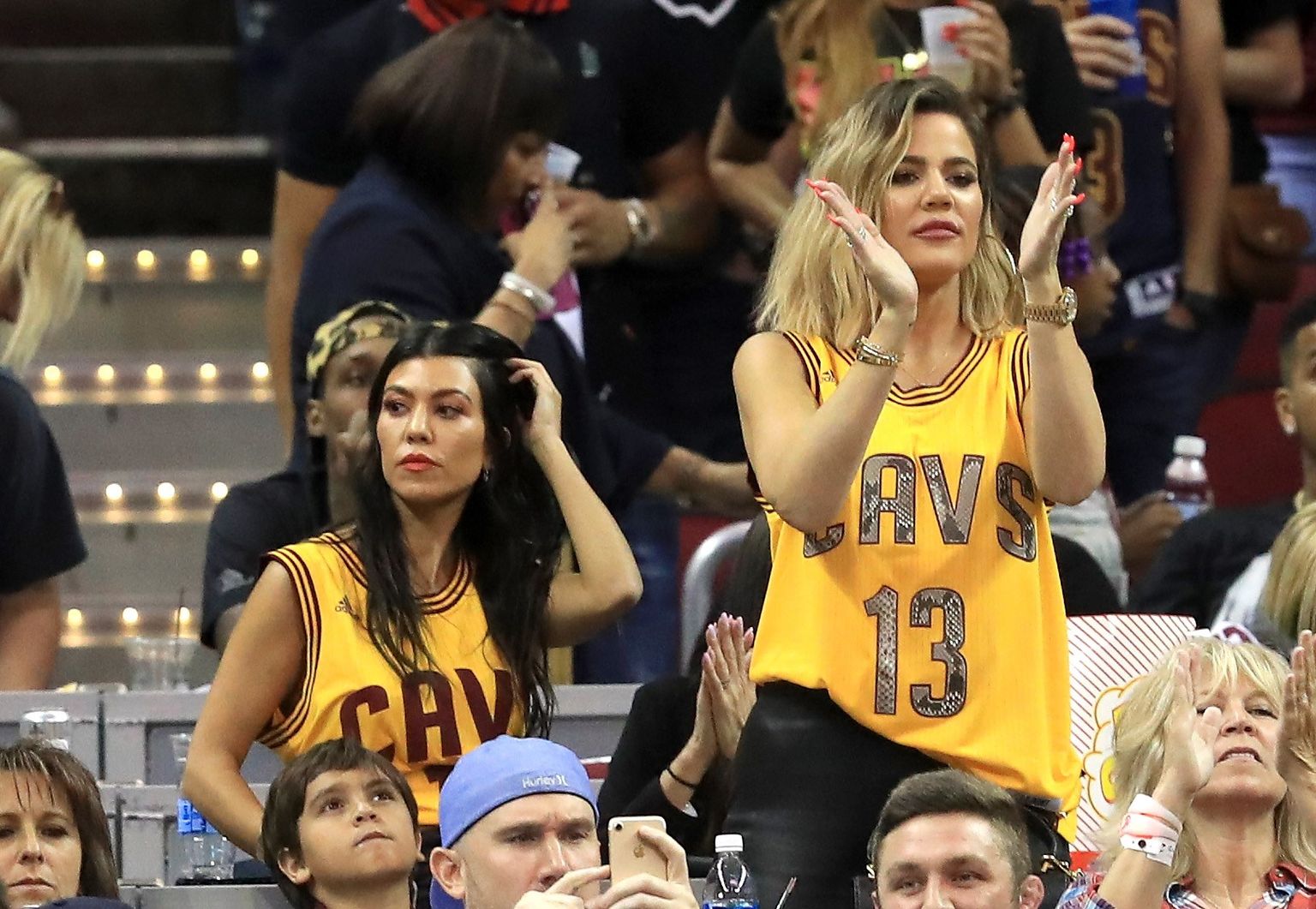 Khloe Kardashian (paremal) NBA korvpallimängul 2017. aastal koos õe Kourtney Kardashianiga.