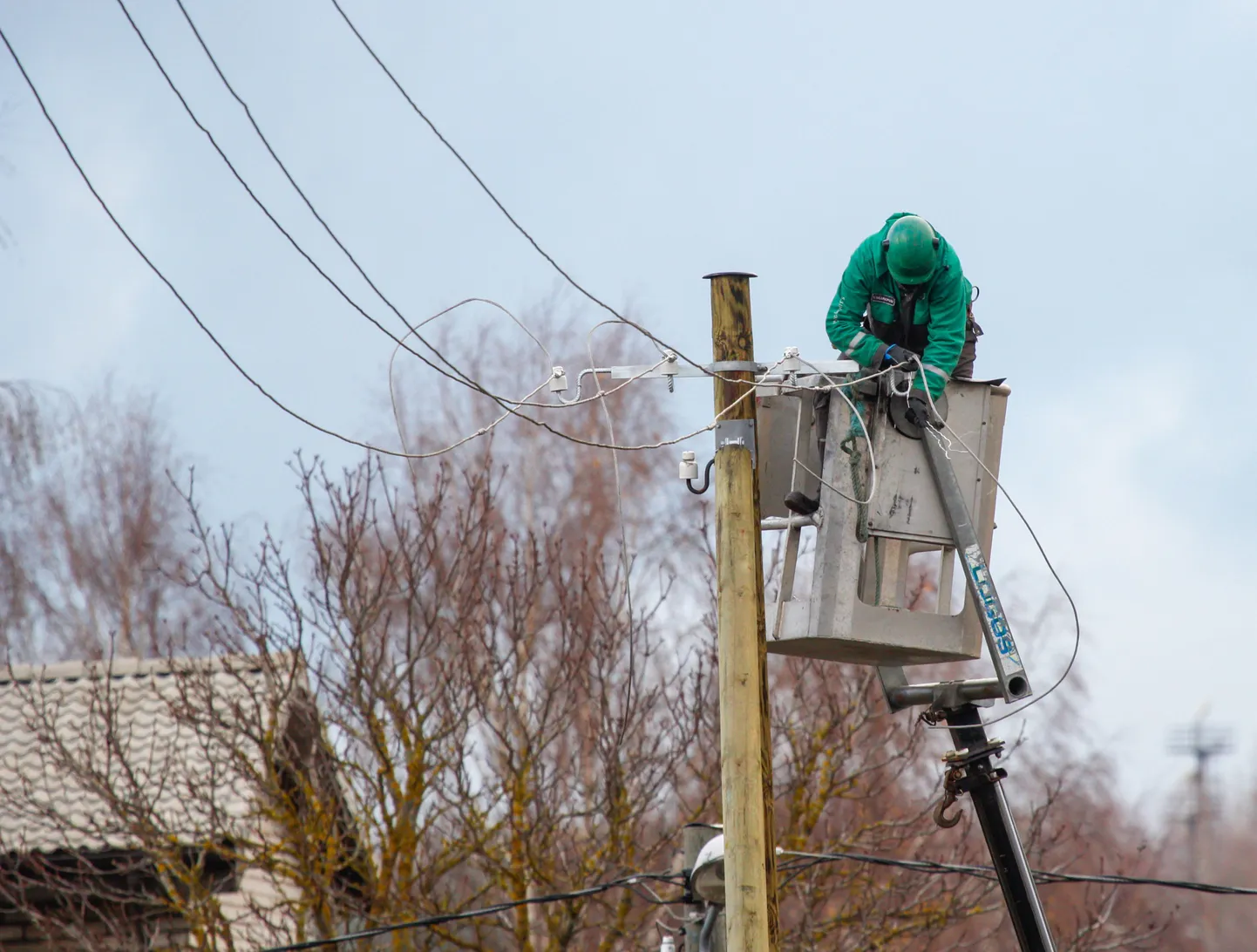 Elektrilevi parandamas tormijärgseid kahjustusi. Foto on illustreeriv.