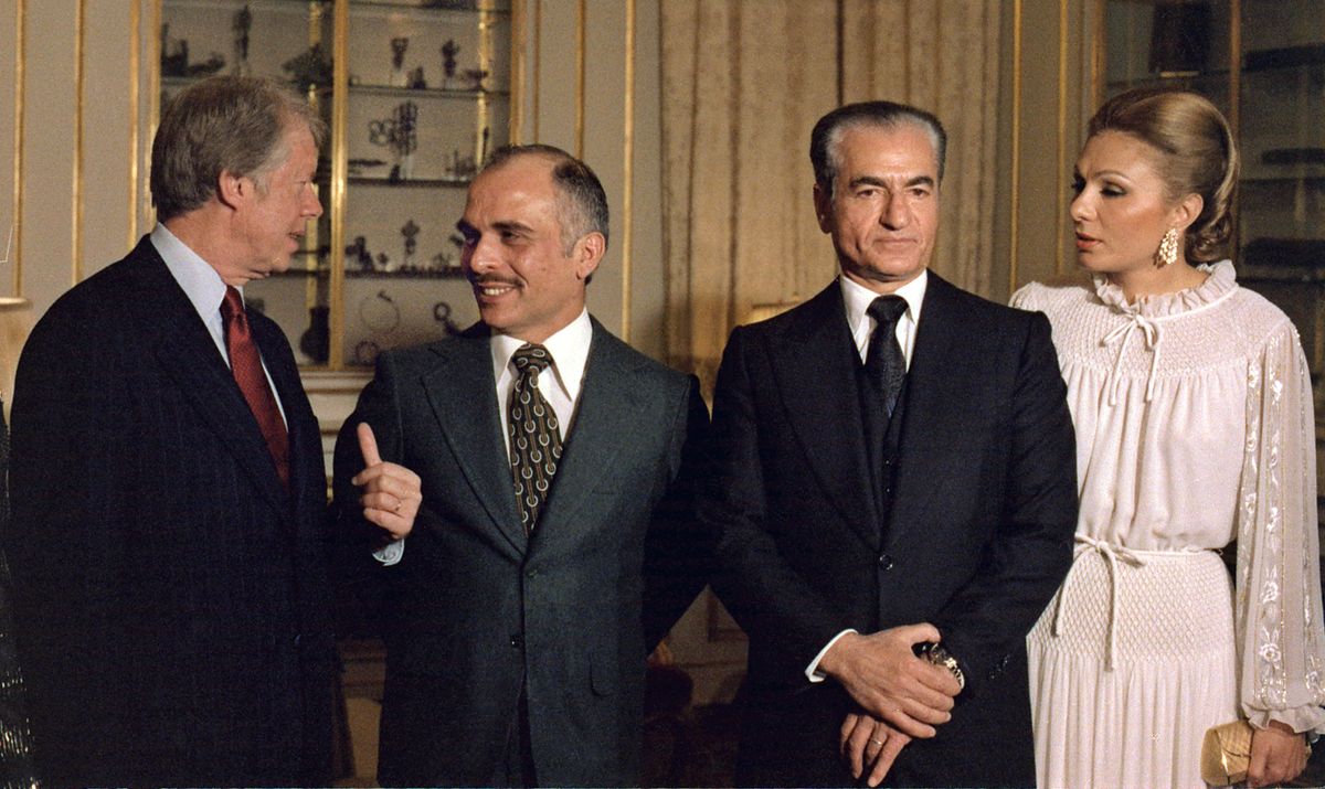 No kreisās: ASV prezidents Džimijs Kārters, Jordānijas karalis Huseins bin Talals, Irānas šahs Mohammeds Reza Pehlevī un viņa sieva Fara Pehlevī