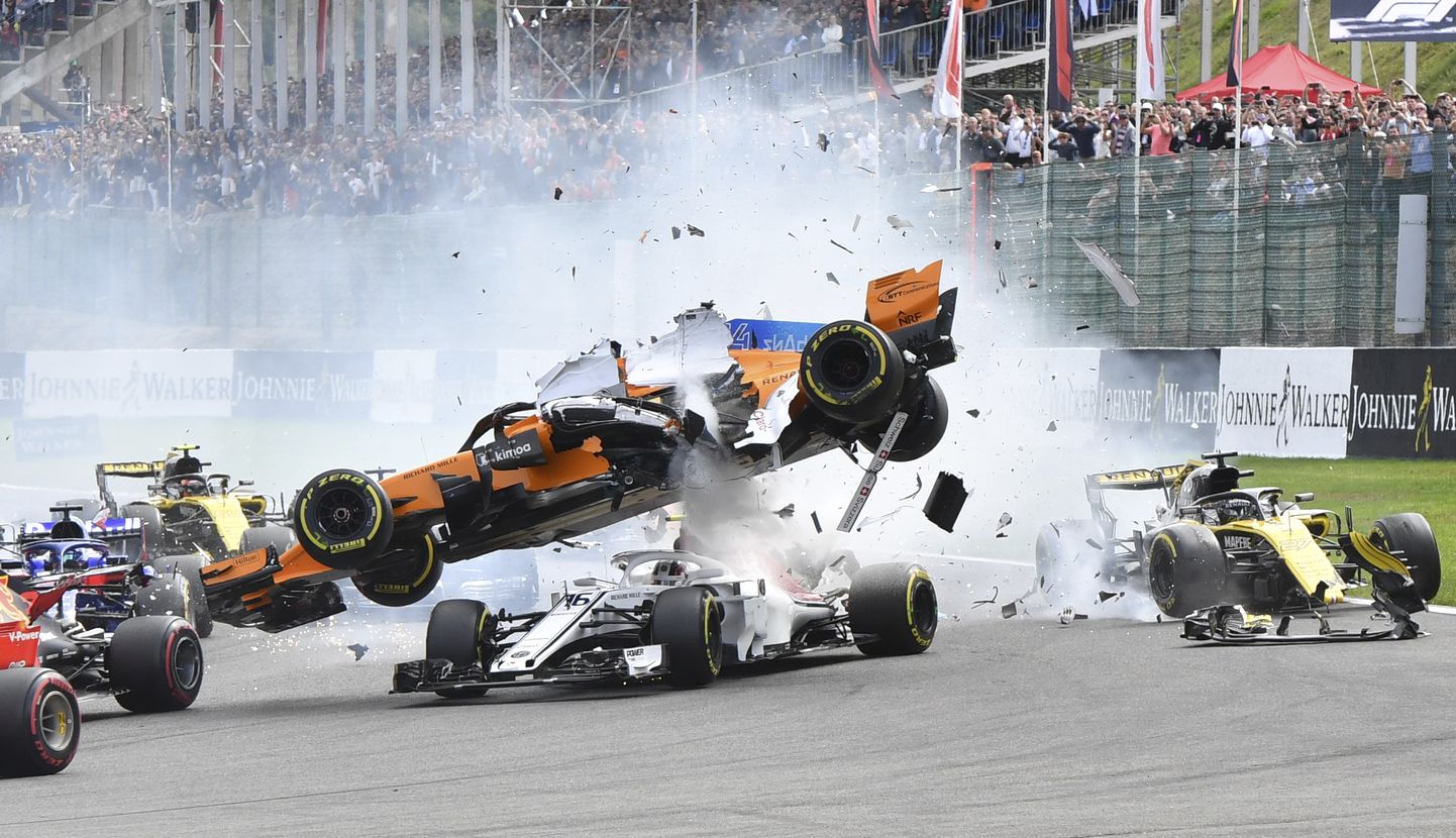 Fernando Alonso üle Charles Leclerci masina lendamas