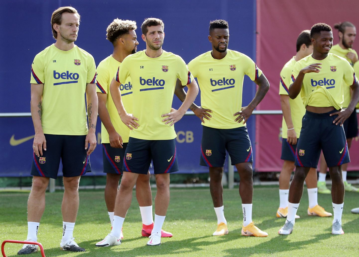 FC "Barcelona" futbolisti komandas treniņā