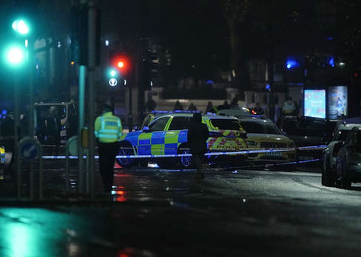 Londonis Kensingtonis lasti maha relvastatud mees.