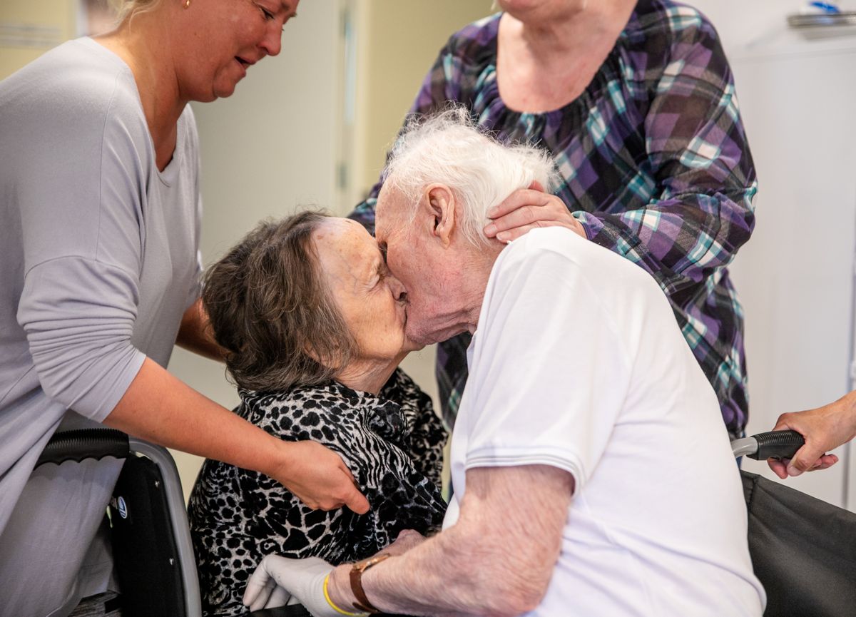 Abistatud suudlus. Veera ja Ants Jürna tähistasid oma 70. pulma-aastapäeva Tammiste hooldekodus pika suudlusega.