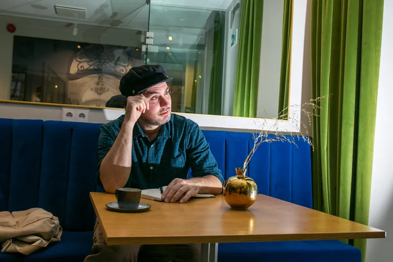 Justin Carroll Petrone. Viljandis elav ajakirjanik, kirjanik, blogija ja muusik.