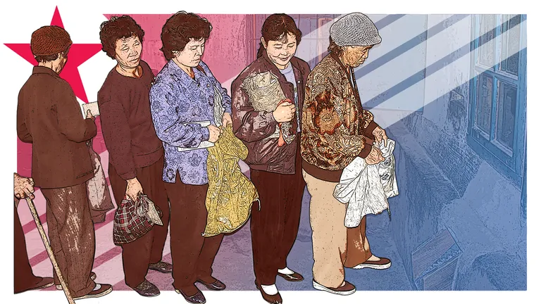 женщины стоят в очереди в КНДР.