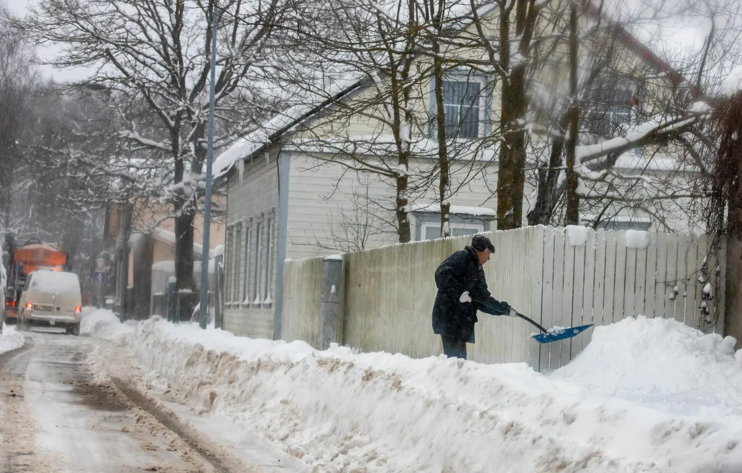 Pärnut kattev lumevaip vajab äravedamist.