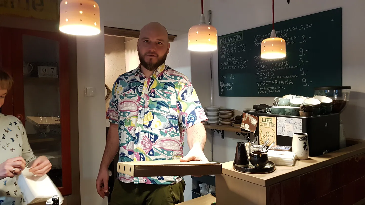 Roosta surfibaari juhataja Taavi Järvesoo pakub paidelastele nii kohapeal söömiseks kui  kaasavõtmiseks itaaliapäraseid pitsasid.