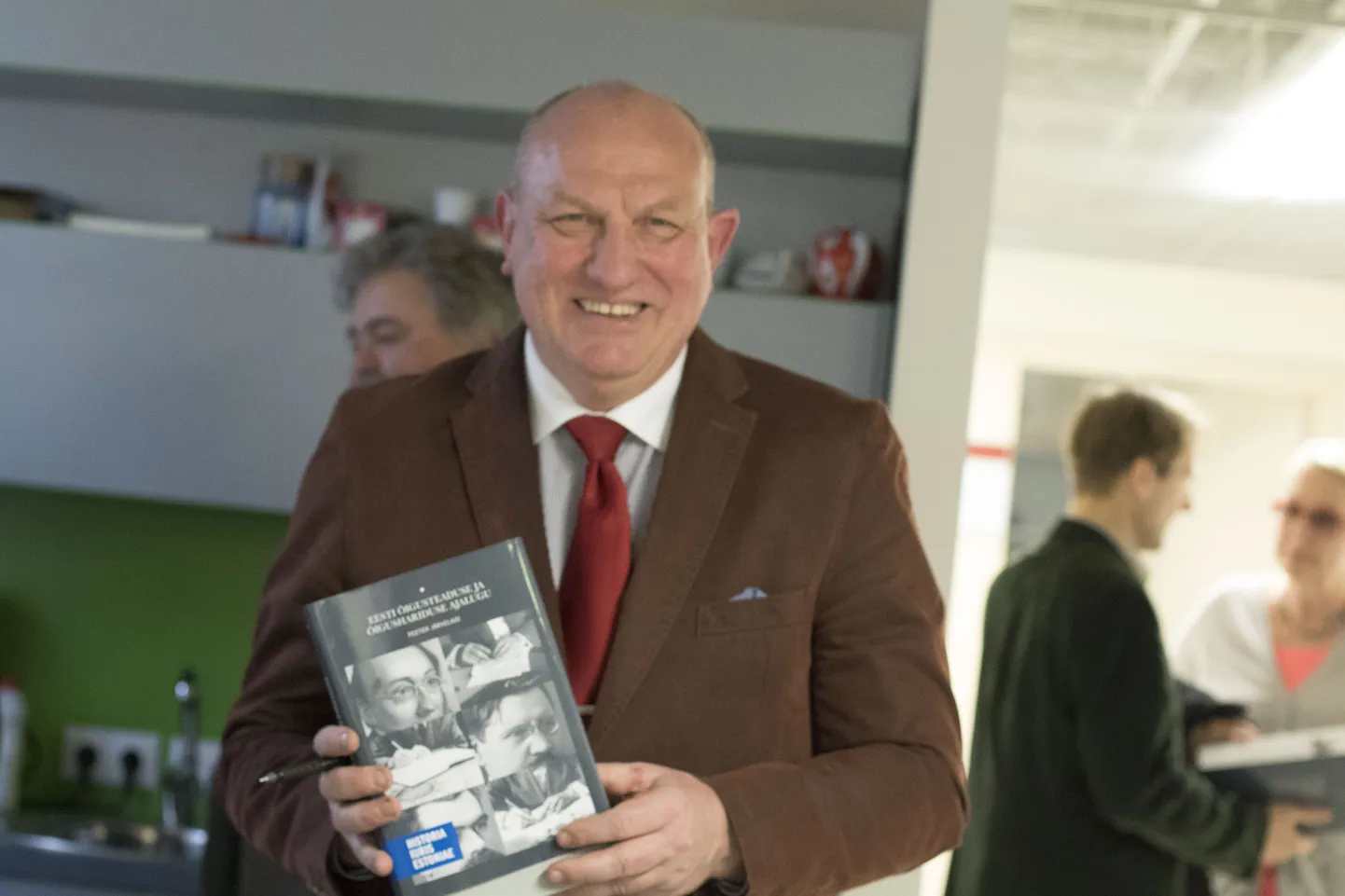 Prof. Peeter Järvelaiu raamatu Historia iuris Estoniae esitlus.
Tallinna Ülikooli Õigusakadeemia professor Peeter Järvelad esitles uue raamatu "Historia iuris Estoniae. Eesti Õigusteaduse ja õigushariduse ajalugu"
Raamatu autor jagab autogramme.