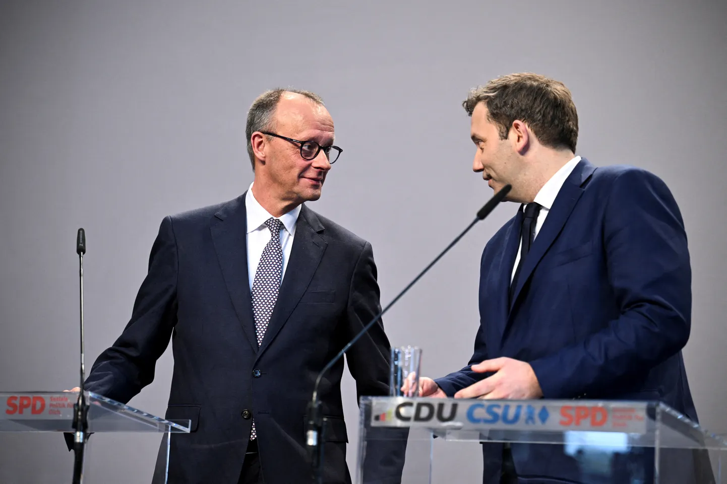Teisipäeval tõenäoliselt järgmiseks Saksa kantsleriks saav Friedrich Merz (CDU) koos sotsiaaldemokraatide (SPD) juhi ning tulevase rahandusministri Lars Klingbeiliga pressikonverentsil 9. aprillil 2025. aastal.