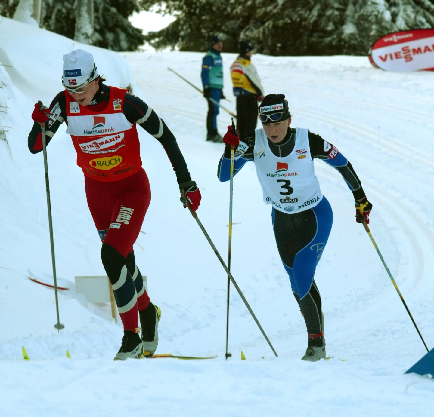 Otepää MK-etapp 2003. aastal. Naiste 15 km klassikalises tehnikas võistluse võitis Bente Skari (vasakul), teine oli Kristina Šmigun (paremal) ja kolmas soomlanna Kaisa Varis.