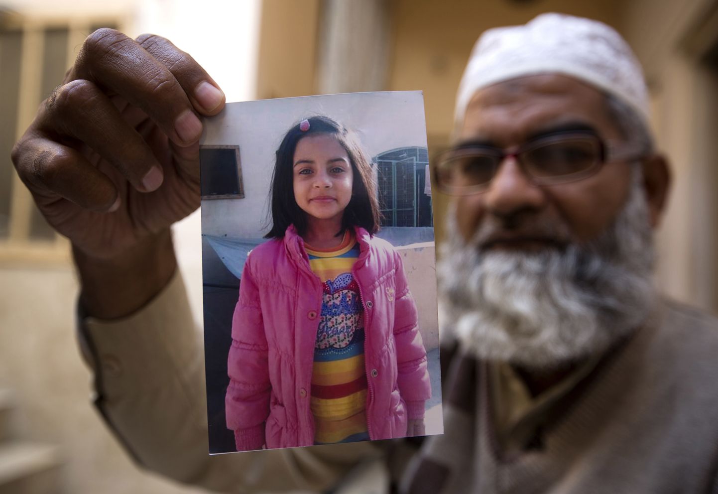 Amin Ansari hoidmas pilti tütrest Zainab Ansarist.