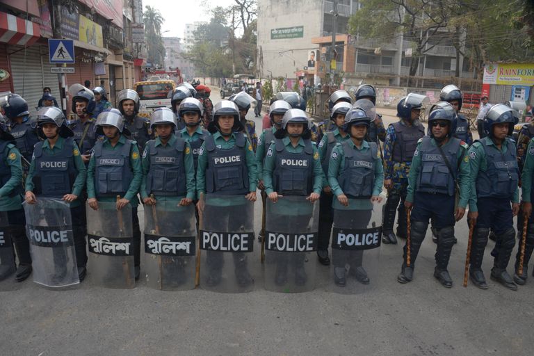Bangladeshi politsei Dhaka tänavatel. 