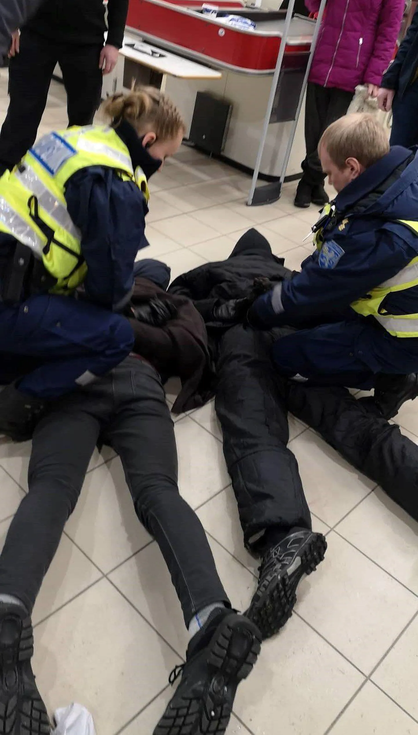 Laps ja nooruk üritasid Jaamamõisa Selverist raha röövida. Poe kliendid aitasid turvamehel neid politsei saabumiseni kinni hoida.