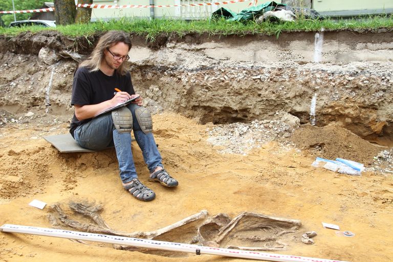 Остеолог (специалист по костям) из Тартуского университета Мартин Мальве проводит опись находок.