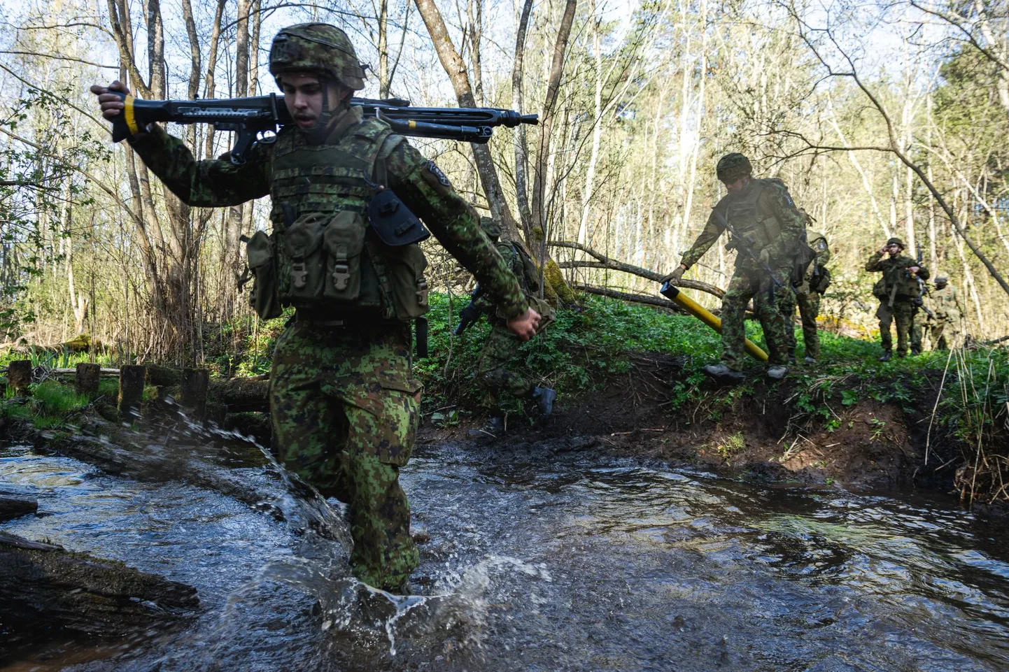 2. jalaväebrigaadi sõjamehed rännakul.