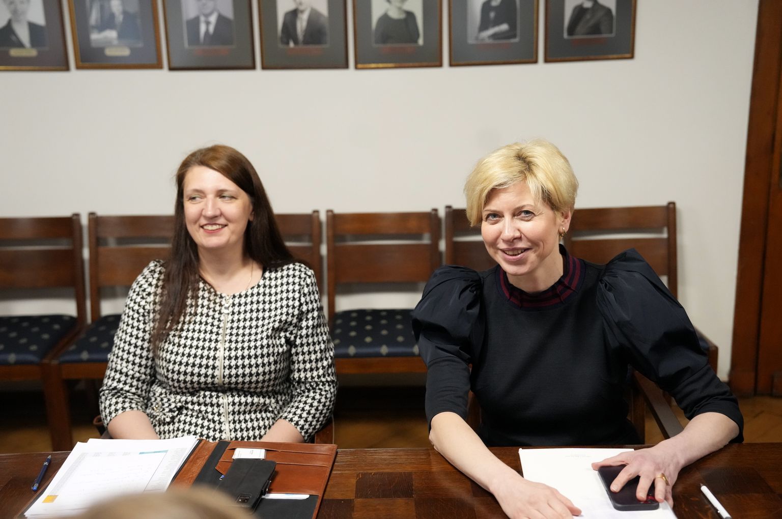 Latvijas Izglītības un zinātnes darbinieku arodbiedrības priekšsēdētāja Inga Vanaga (no kreisās) un izglītības un zinātnes ministre Anda Čakša tikšanās laikā 18. aprīlī.