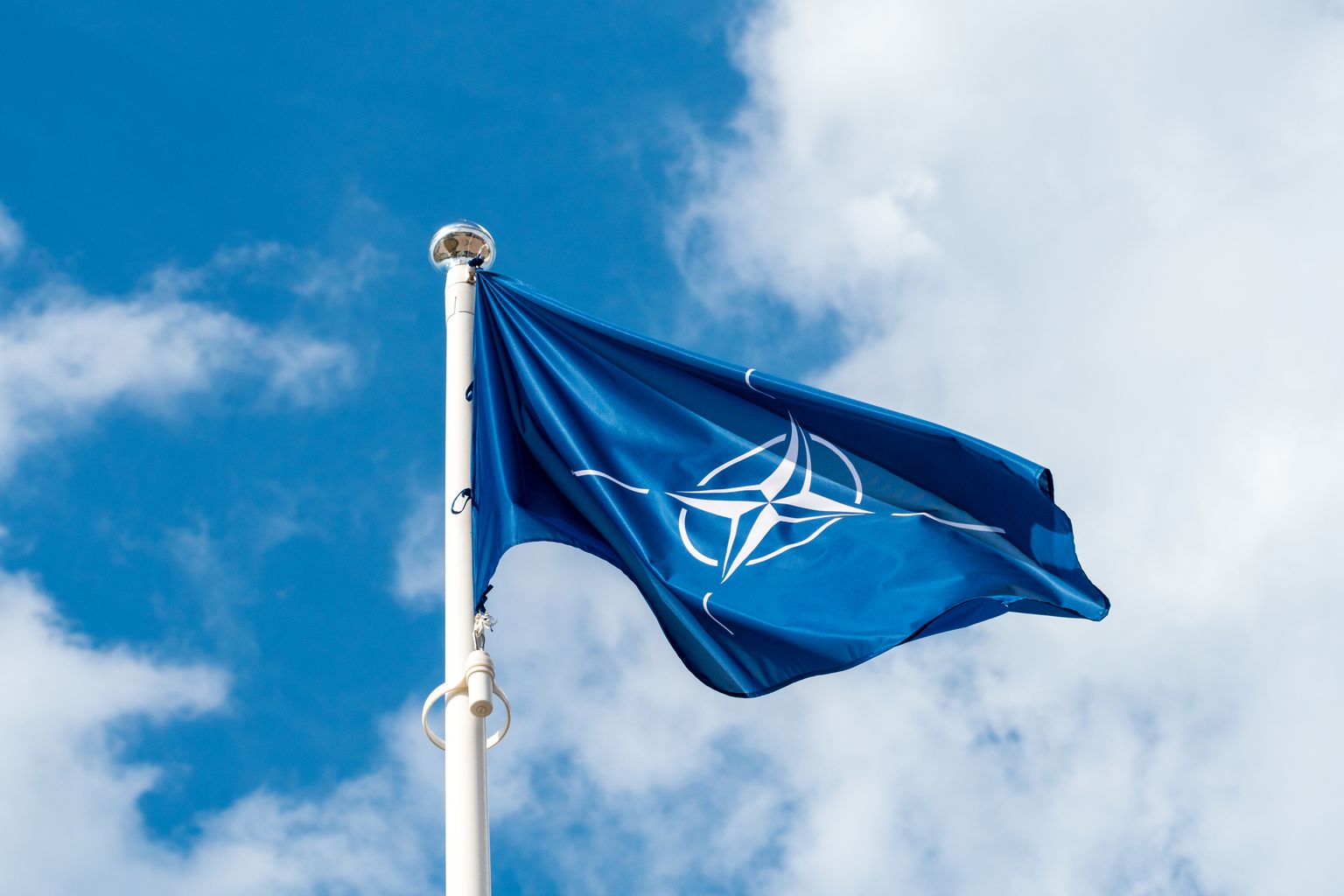 NATO karogs.