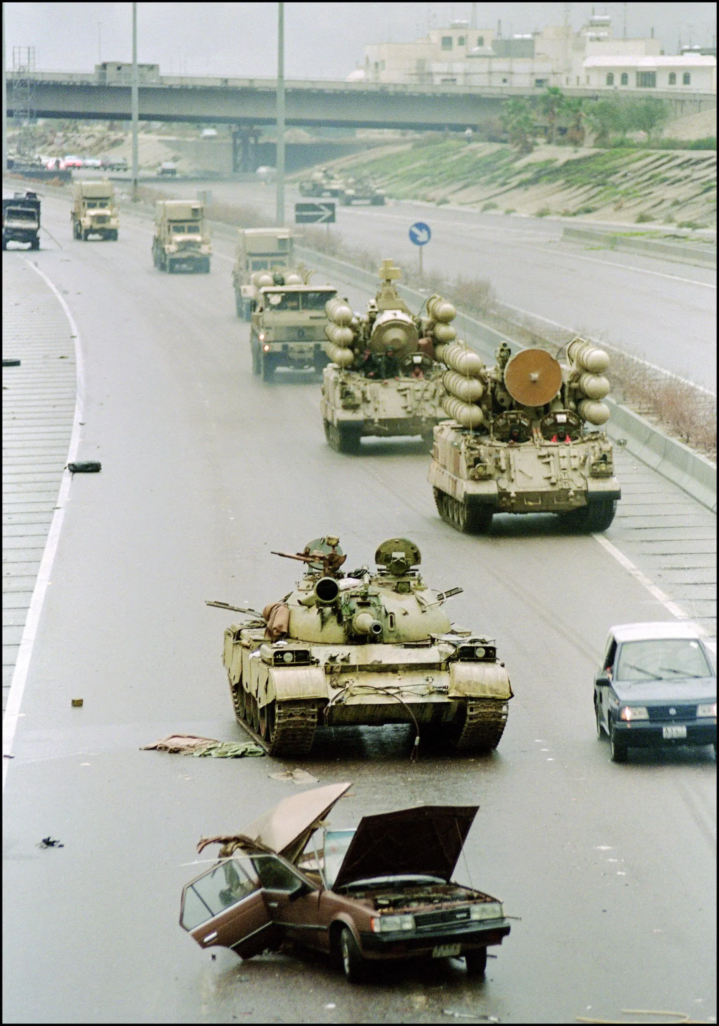 Liitlasvägede kolonn 1991. aasta veebruaris Kuveidis, mille vabastamisele aitasid kaasa ka edukad Saddam Husseini üksused segadusse ajanud elektroonilised pettemanöövrid.