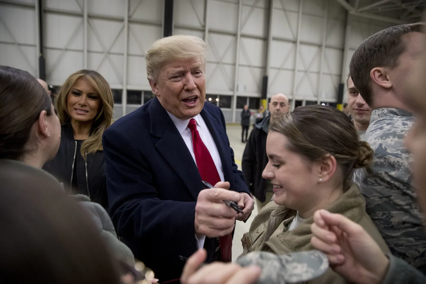 USA president Donald Trump ja esimene leedi Melania Trump Saksamaal Ramsteini õhuväebaasis Ühendriikide sõduritega kohtumas.