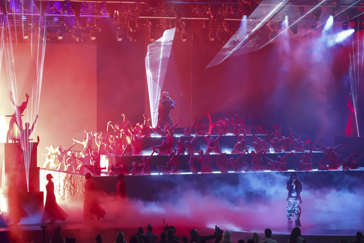 ASV reperis Playboi Carti (priekšplāna) un The Weeknd (otrajā plānā) uzstājas 67. ikgadējās Grammy balvu pasniegšanas ceremonijas laikā Crypto.com Arēnā Losandželosā, Kalifornijā. 2025. gada 2. februāris.