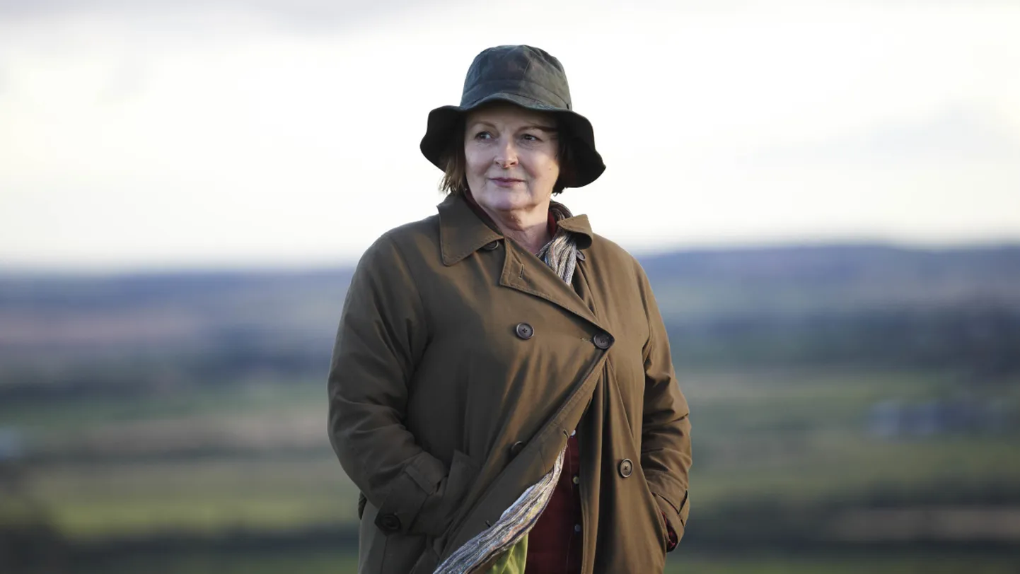 «Vera» jälgib väljamõeldud Northumberlandi detektiivipeainspektorit, kes hakkab pensionile jääma, kuid jätkab juhtumite lahendamist koos oma meeskonnaga. Verat kehastab Brenda Blethyn.