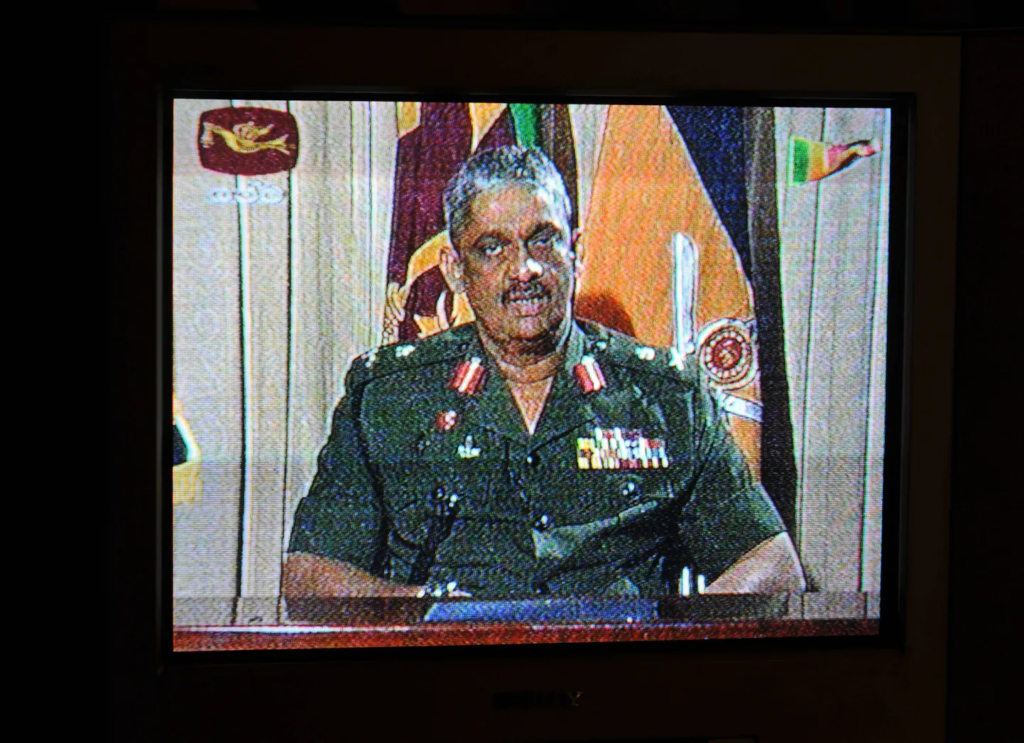 Sri Lanka armeejuht kindralleitnant Sarath Fonseka teatas Mullaithivu vallutamisest televisioonis.