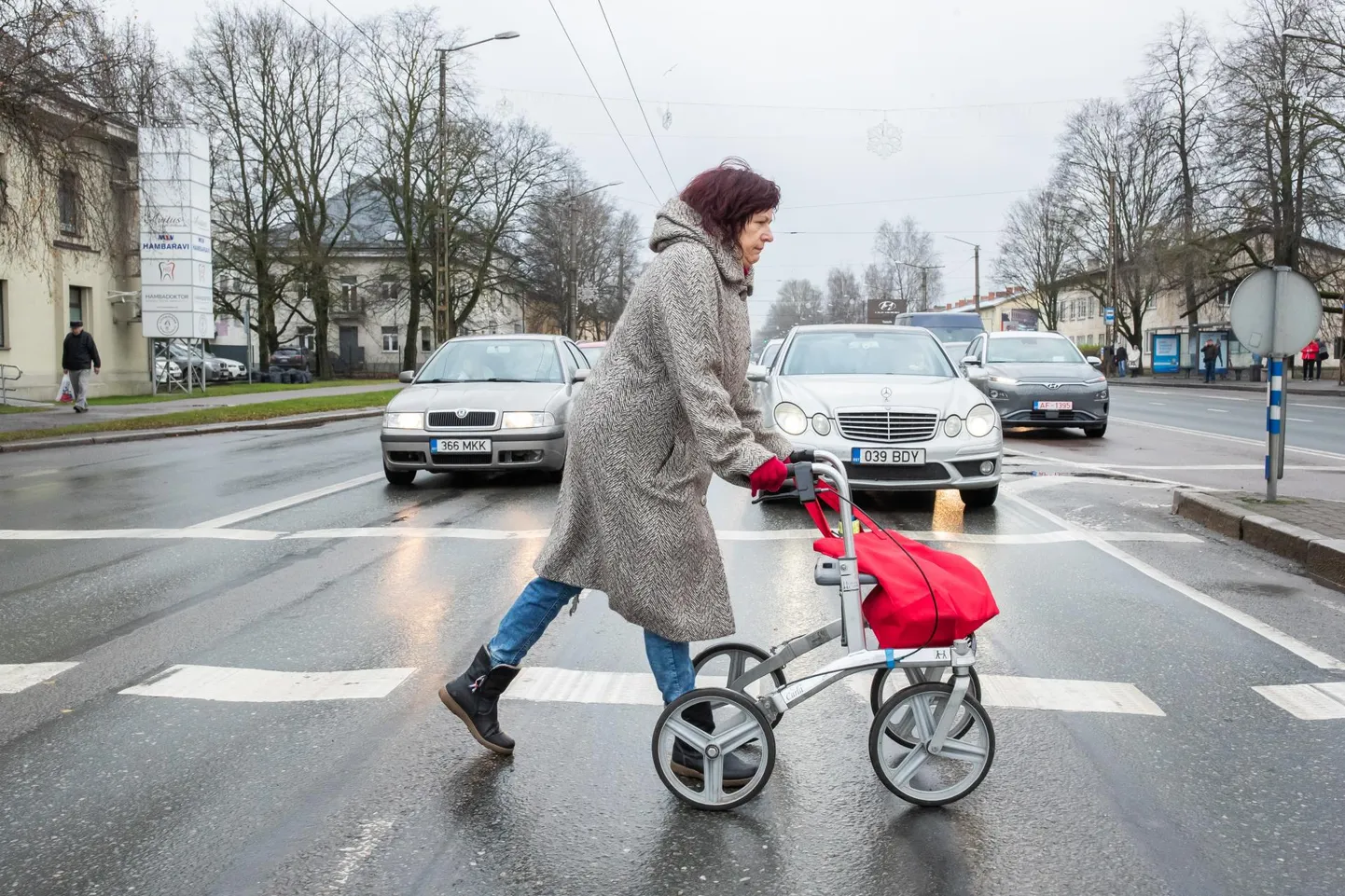 Eve muretseb, et liiklussaarekesed on sageli liiga väikesed. Tema rulaatoriga ja lapsevanker kõrvuti rohelist tuld ootama naljalt ei mahu. FOTO: Erik Prozes