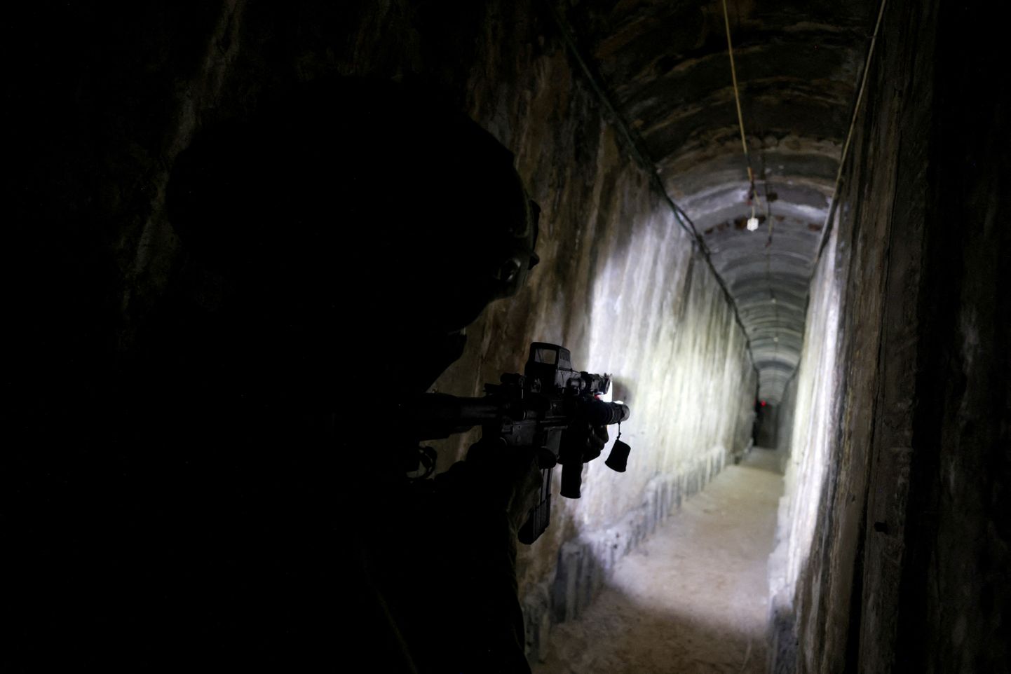 Израильский военный в тоннеле под больницей "Аш-Шифа".