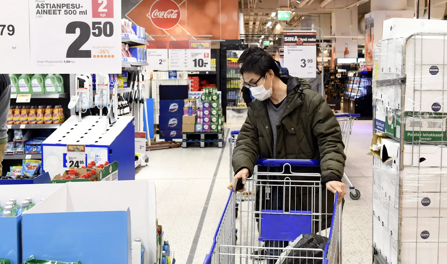 Customer wearing a face mask looks soap shelves at a supermarket in Helsinki, Finland on March 13, 2020 as consumers worry about product shortages due to the outbreak of the novel coronavirus COVID-19. Helsinki Finland PUBLICATIONxNOTxINxSUIxAUTxFRAxKORxJPNxSWExNORxFINxDENxNED Copyright: xHeikkixSaukkomaax LKLAPH20200313152823W215