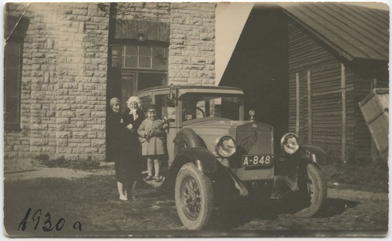 Поездка на такси – особое событие для всей семьи. 1930 год.