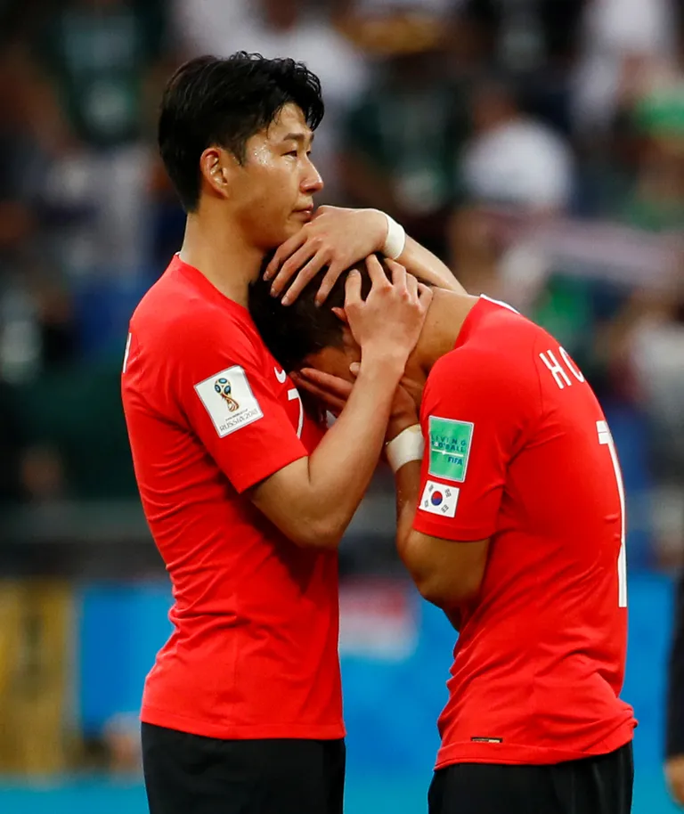 Hwang Hee-chan lohutamas meeskonnakaaslast Son Heung-mini