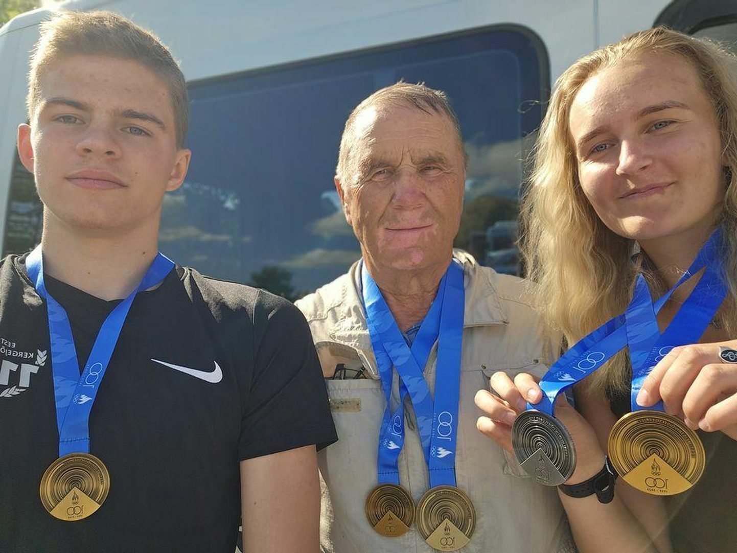 Andreas Kase (vasakul) kaks kuldset ja Kai-Melli Kapteni (paremal) üks kuldne ja kaks hõbedast medalit tegid treener Leonhard Soomi väga rõõmsaks. «Hea tunne, kui su töö kannab vilja,» sõnas ta.