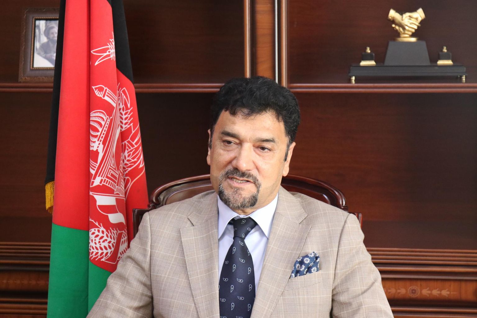 Afganistanist põgenenud president Ashraf Ghani süvendas etnilisi erimeelsusi, viis riigi lõhestumiseni, ütleb suursaadik Mohammad Zahir Aghbar. 