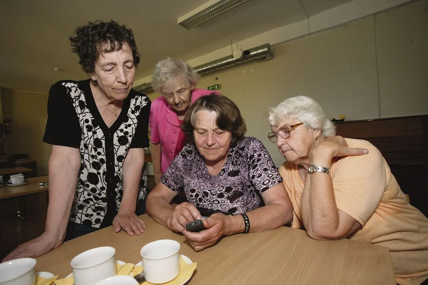 Enne testima asumist on Paide eakate klubi liikmed vasakult Lilian Urb, Leida Tolberg, Leili Paits (telefoniga) ja Silvi Toom ühel meelel, et kui kunagi valitaks­ kõige eakatevaenulikum leiutis­, siis puutetundlik ekraan selleks ki­ndlasti saaks. Sellised aparaadid oleksid kohe nagu saatanast.